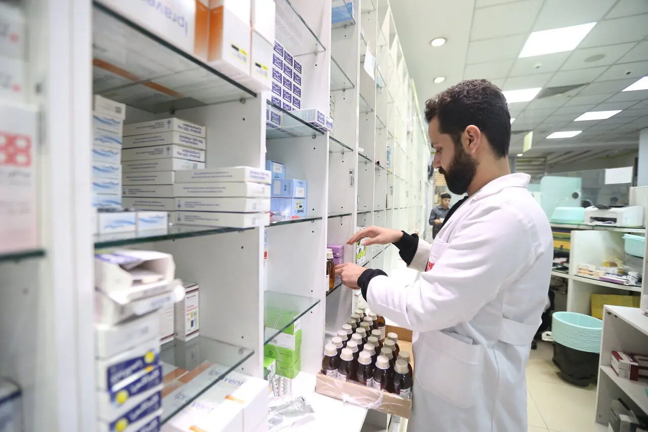 خط قرمز قیمتگذاری دستوری بر صنعت دارو / بدهی ۲۶۷ همتی، تولید را به مرز تعطیلی کشاند