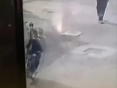  لحظه سرقت موبایل یک پاکبان  | آخرین خبر