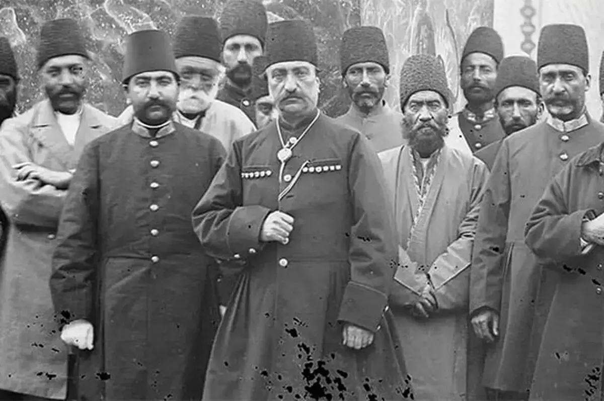  ناصرالدین‌شاه در کنار مجسمه برنزی خودش!