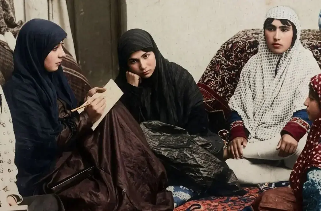  سفر به عصر قاجار؛ از «احمدشاه در میدان اسب‌دوانی» تا «تولید تریاک روی پشت‌بام»