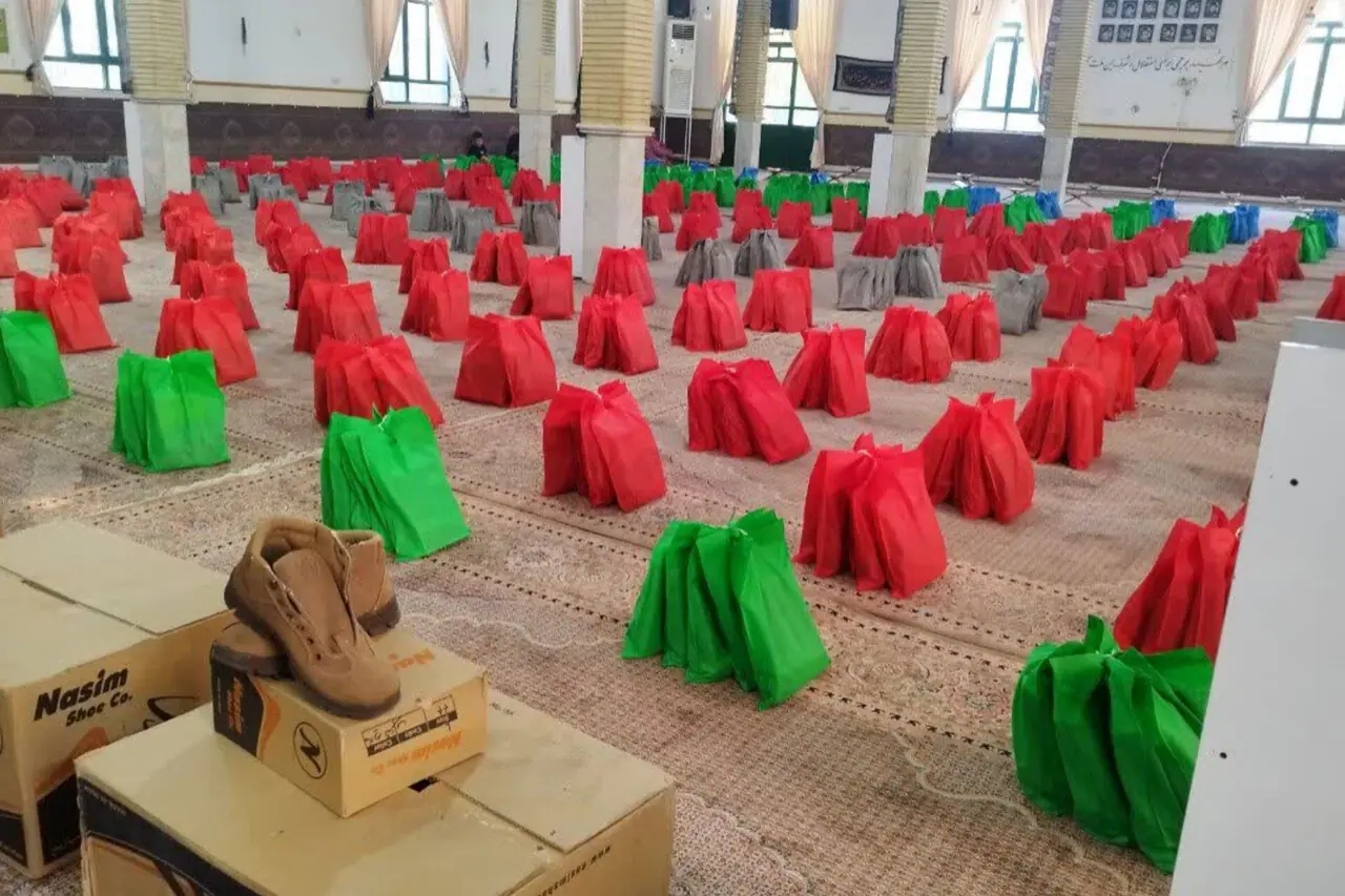 توزیع ۲۳۰۰ بسته تحصیلی میان دانشآموزان نیازمند پارسآباد