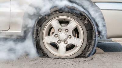 ترکیدن لاستیک در سرعت بالا؛ چرا ترمز گرفتن اولین واکنش اشتباه است؟ - پدال
