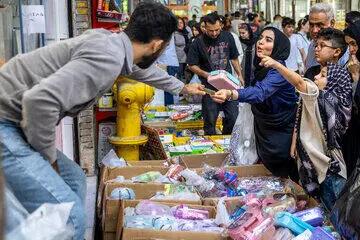  گشت و گذاری در بازار نوشت افزار+ عکس