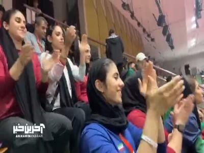  دختران ووشو در حال تشویق تیم پسران با شعار ایران ایران | آخرین خبر