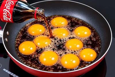 خبر فوری آشپزی | طرز تهیه صبحانه متفاوت با تخم مرغ و نوشابه / پنکیک پفکی با کوکاکولا و تخم مرغ آب پز رنگی با سس سویا و نوشابه / نکته مهم: مصرف نوشابه همراه با تخم مرغ به چربی سوزی بدن آسیب می زند