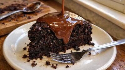 طرز تهیه کیک شکلات داغ؛ کیک سه لایه شکلاتی خوشمزه با بافت نرم و سس شکلاتی