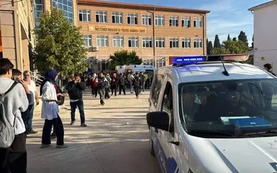 تیراندازی در مقابل مدرسهای در غرب ترکیه منجر به مجروح شدن دانشآموزان شد