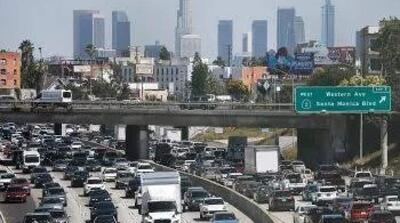 هک تابلوی ترافیکی در لسآنجلس و نمایش پیام تهدیدآمیز برای مخالفان ایران - مردم سالاری آنلاین