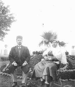عکس/ محمدعلی شاه قاجار ۱۳۰ سال پیش نشسته در کنار همسرش ملکه جهان