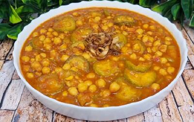 طرز تهیه خوراک نخود و کدو سبز با گوجه؛ ساده، خوشمزه و متفاوت