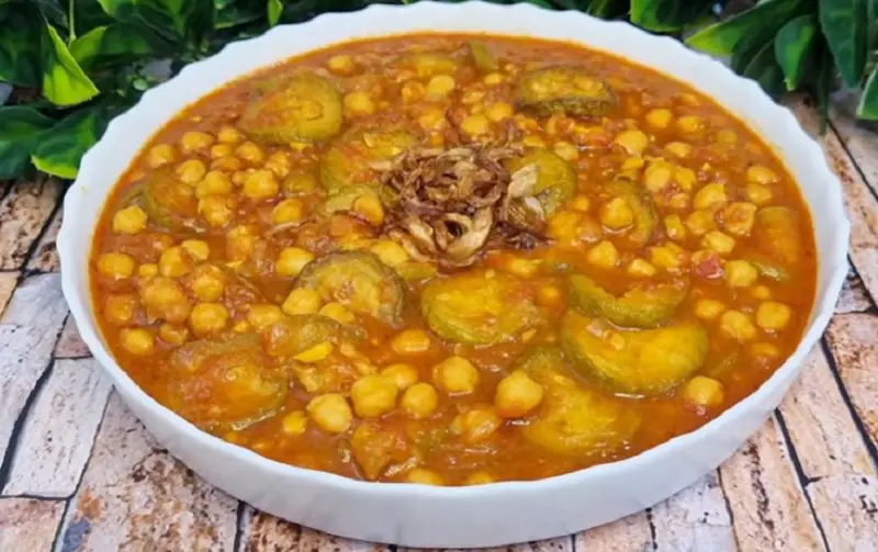 طرز تهیه خوراک نخود و کدو سبز با گوجه؛ ساده، خوشمزه و متفاوت