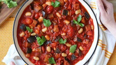 خوراک لوبیا و بادمجان پاییزی؛ غذای گرم و خوش عطر برای روزهای خنک!