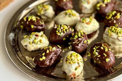  خرمای شکلاتی مجلسی؛ طرز تهیه خرمای مغزدار با روکش شکلات