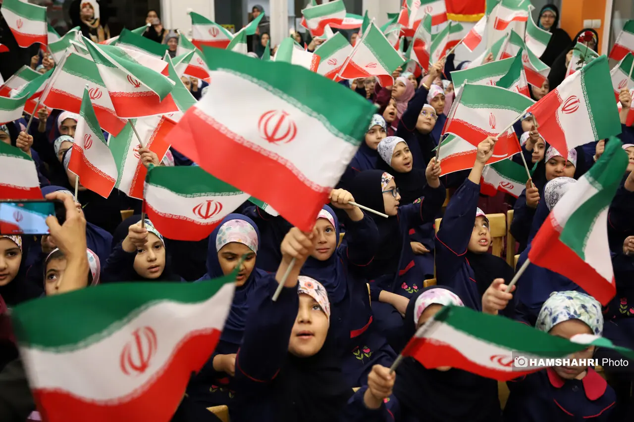  نواختن زنگ آغاز سال تحصیلی جدید توسط وزیر بهداشت