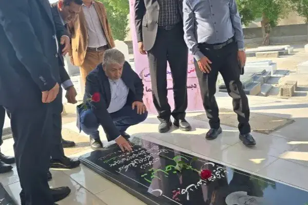ادای احترام رئیس دانشگاه آزاد به مقام شامخ شهدای دانشآموز لامرد