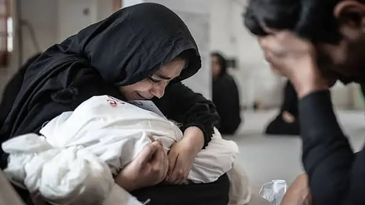  مادر دانش آموز مینابی کشته شده: این روزها تمام سعی‌ام را می‌کنم بیرون نروم تا بچه‌ها را در راه مدرسه نبینم / فیلم