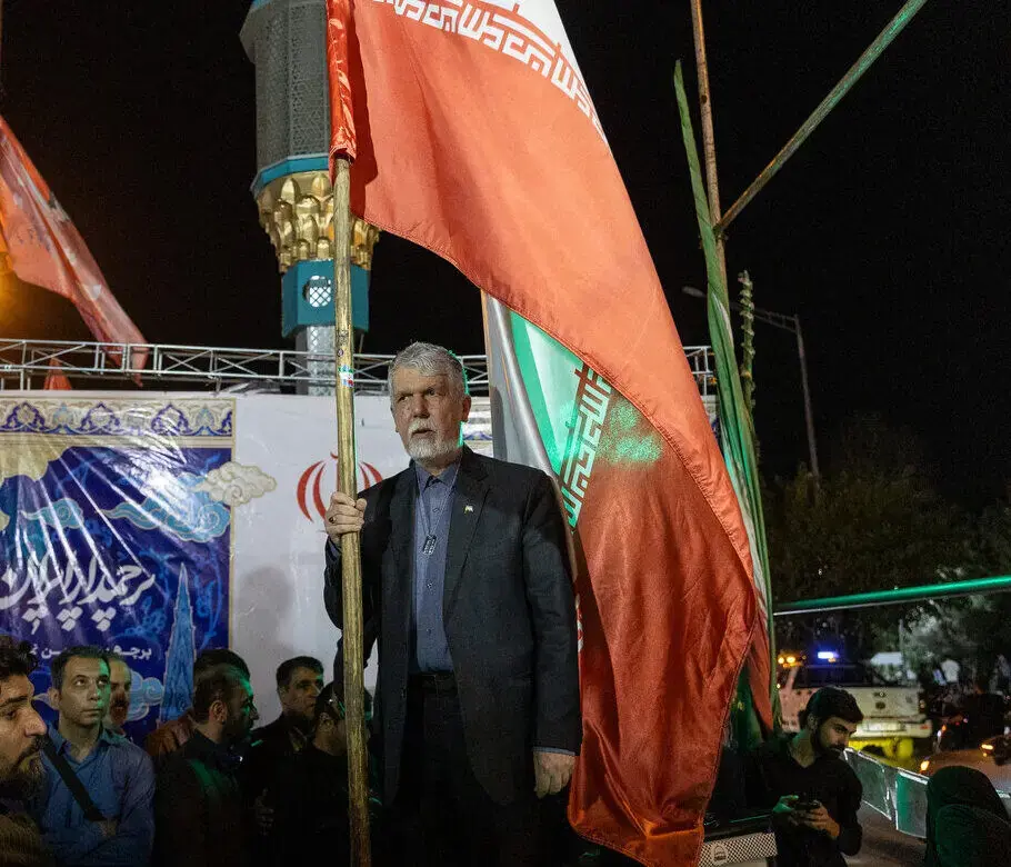 وزیر فرهنگ دولت پزشکیان در میدان ولیعصر پرچمگردانی کرد + عکس