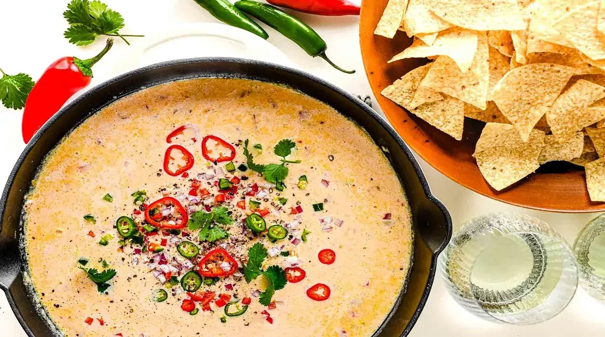 طرز تهیه دیپ کوئسو؛ سس پنیری محبوب برای چیپس ذرت