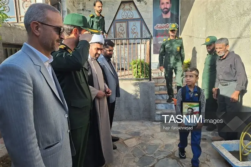  بدرقه فرزندان شهدا از خانه تا مدرسه در خراسان جنوبی تصویر - تسنیم