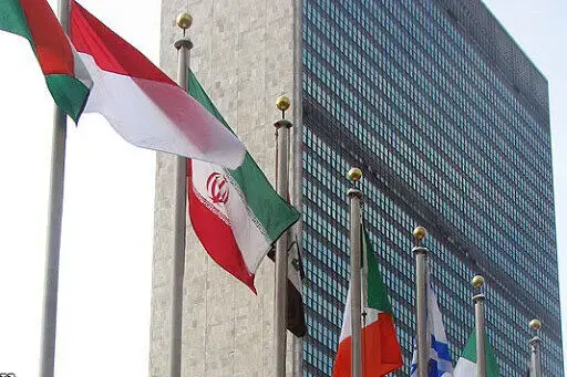 تصویر حاج قاسم روی میز هیئت ایرانی هنگام با سخنرانی نتانیاهو