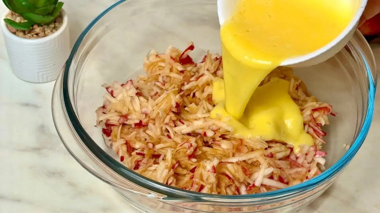 طرز تهیه شیرنی عصرانه با سیب و تخم مرغ بدون آرد، شکر و روغن