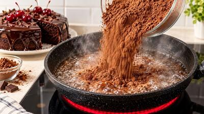 طرز تهیه کیک شکلاتی خیس با آلبالو؛ راز بافت نرم خیس با پودر کاکائوی داغ