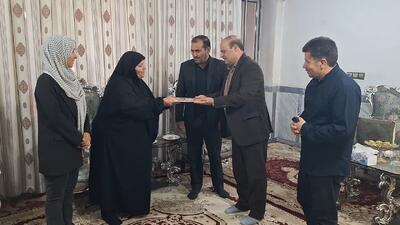  فرماندار کنگاور: تکریم خانواده شهدا وظیفه‌ای همیشگی و فراتر از مناسبت‌هاست