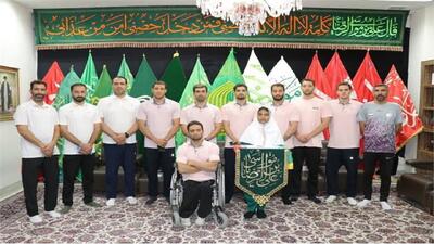  پرچم جمهوری اسلامی ایران و پرچم حرم مطهر رضوی به سرپرست معنوی کاروان ایران اهدا شد