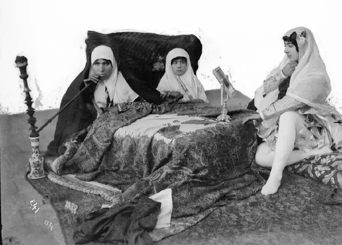  «بلقیس، پیرزن یهودی» 105 ساله در حال قلیان کشیدن و در دوران قاجار (عکس)