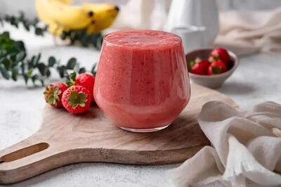  طرز تهیه اسموتی گریپ فروت با موز و توت فرنگی