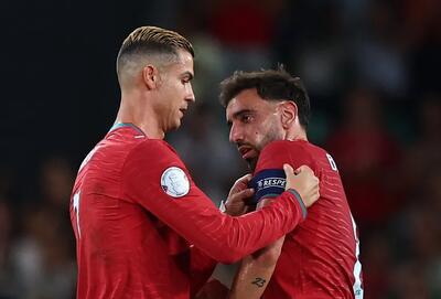  رونالدو به فرناندز بازوبند داد و توسط هواداران پرتغال تشویق شد - پارس فوتبال