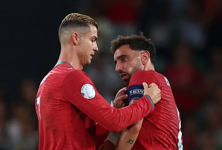 رونالدو به فرناندز بازوبند داد و توسط هواداران پرتغال تشویق شد - پارس فوتبال