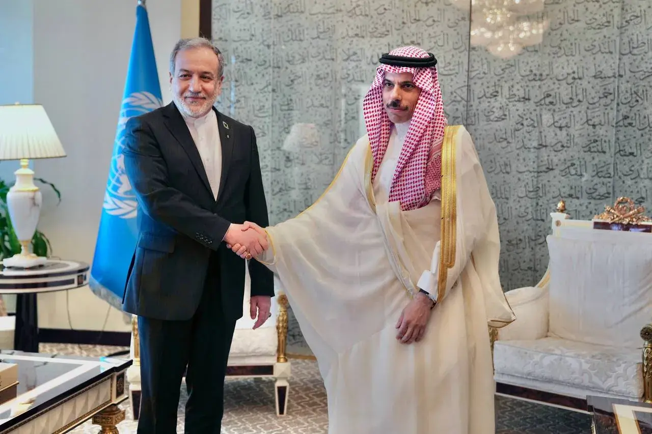  عکس: دیدار و گفتگوی عراقچی با وزیر خارجه عربستان