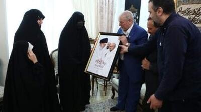  دیدار سردار صفوی با خانواده شهید رشید/ از تابلوی اهدایی به خانواده تا مرور دستخط رهبر شهید در کتاب «گفتاری در باب صبر»/ دختر شهید سلامی هم بود + تصویر - مردم سالاری آنلاین