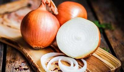  طرز تهیه پیاز چیپسی و کاراملی؛ آموزش پیاز داغ ترد و خوش‌رنگ در خانه