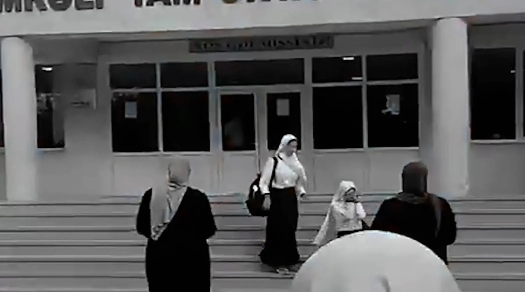 تصاویر اخراج دختران با حجاب از مدرسه!