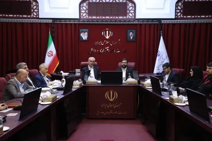 انرژی | راهکارهای بهینهسازی مصرف و توزیع عادلانه یارانههای انرژی بررسی شد / نشست مشترک وزیر اقتصاد و رئیس سازمان بهینهسازی انرژی / تأکید بر استفاده از ظرفیت بازار سرمایه و نظام بانکی