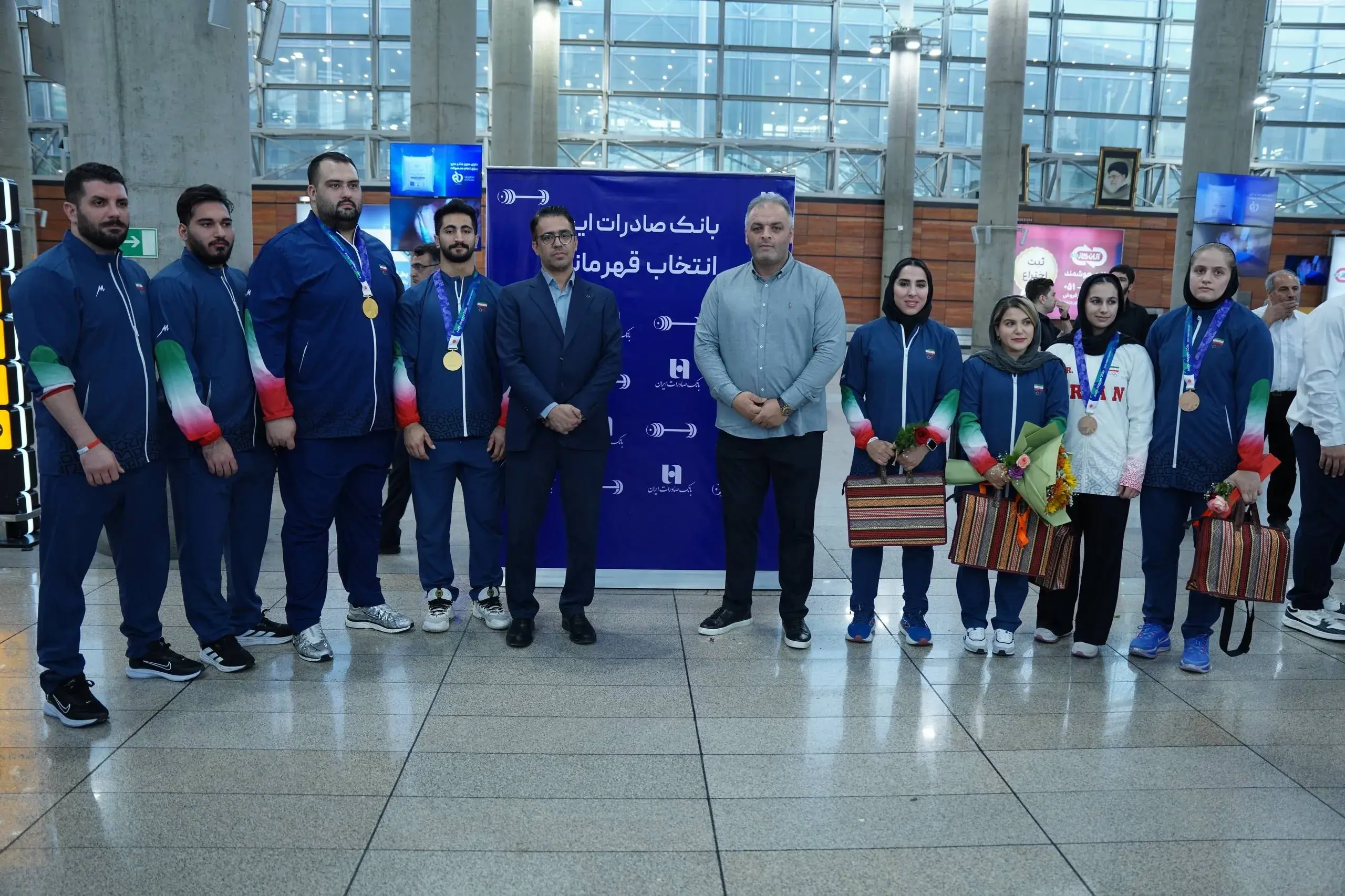 استقبال بانک صادرات ایران از قهرمانان وزنه‌برداری