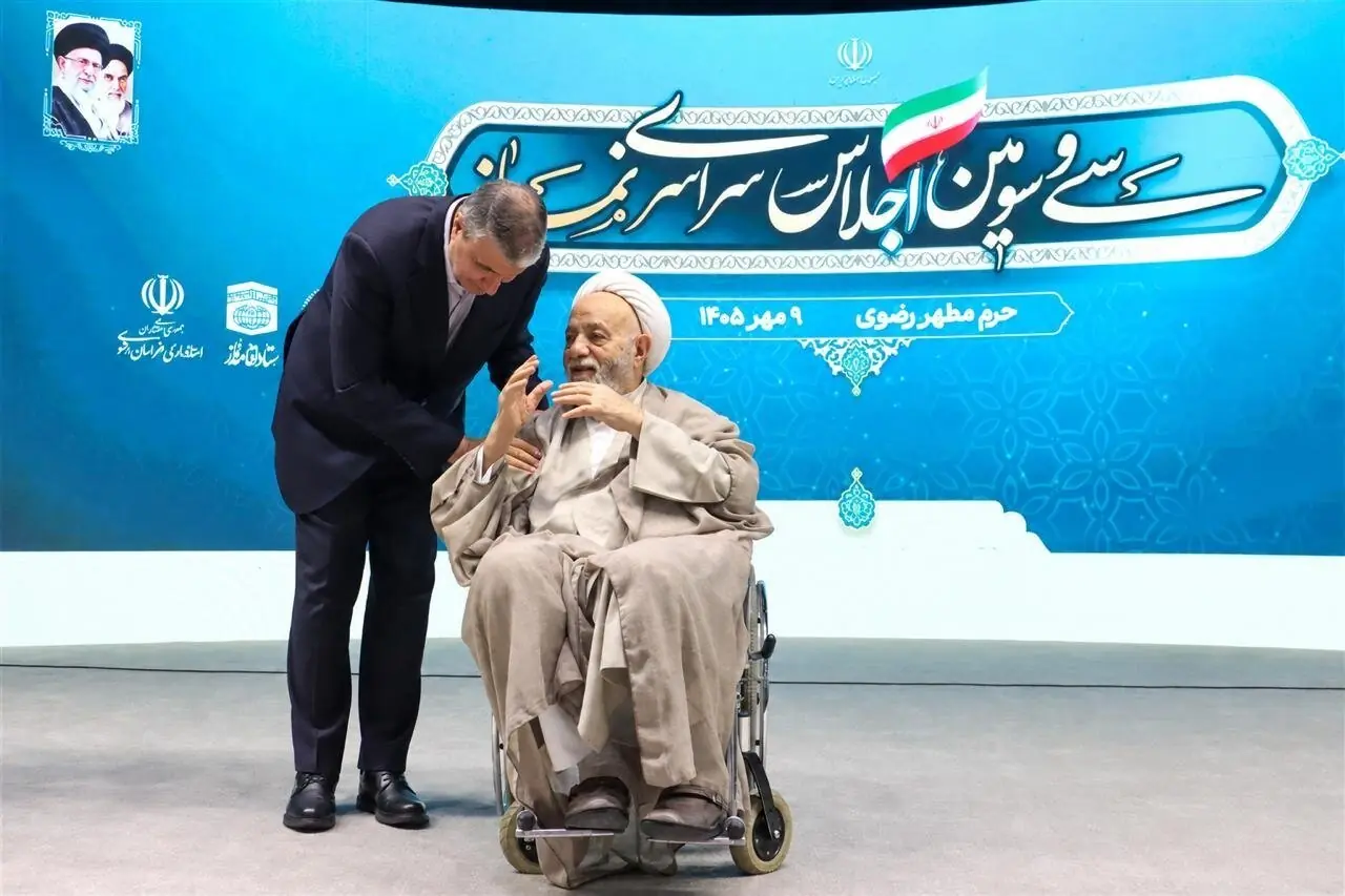  محسن قرائتی در حال صحبت‌های خصوصی با رییس سازمان انرژی اتمی!