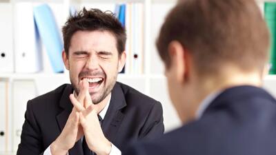  چرا بعضی آدم ها هنگام ناراحتی می خندند؟