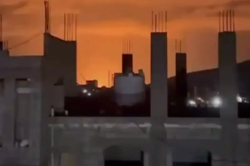 حمله گسترده موشکی و پهپادی یمن به مقر ائتلاف سعودی در عدن - تسنیم