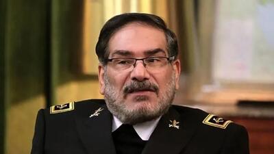  عکس / نگاهی به دکوراسیون شیک و خوشرنگ مدرن خانه شهید شمخانی / از مبلمان کرم رنگ ست شده با فرش و پرده ها تا جزیره شیک آشپزخانه و میز مبلی بزرگ و لوکس