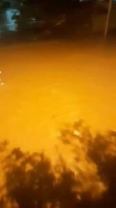  تصاویری از آب‌گرفتگی معابر و ورود آب به منازل در ایذه + ویدئو