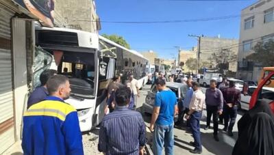  تصادف اتوبوس شرکت واحد در اراک ۱۲ مصدوم بر جا گذاشت
