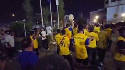  شادی جالب هواداران پارس جنوبی پس از برتری مقابل هوادار
