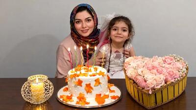  عکس ها / نگاهی به چیدمان خانه آزاده نامداری که اجل امانش را برید/ از آخرین سفره هفت سین و کیک تولدش تا میز عزای خانم مجری محبوب با ترمه و شمع سیاه و مبلمان با منظره چشم نواز برج اعیانی