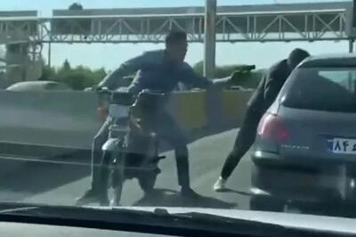 حمله قمه‌کش به راننده در ترافیک اتوبان/ سارق با همدست موتورسوار گریخت