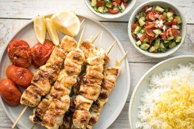  فوت و فن‌ تهیه جوجه کباب آبدار و خوشمزه؛ چه کنیم جوجه کباب نرم شود؟ | چه سسی به جوجه کباب بزنیم؟