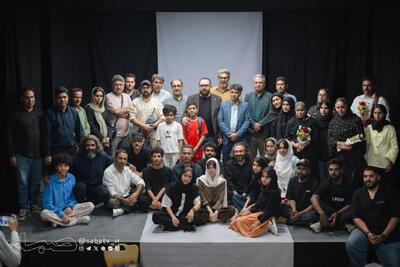  تجلیل از خانواده چهار شهید مینابی در آستانه اجرای نمایش «قبولی اسفند» | مجموعه رسانه ای صبا