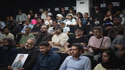  تجلیل از خانواده چهار شهید مینابی در آستانه اجرای نمایش «قبولی اسفند» 
